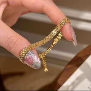 Elegant 18K Gold Chain Bracelet 
Stainless Steel Bracelet